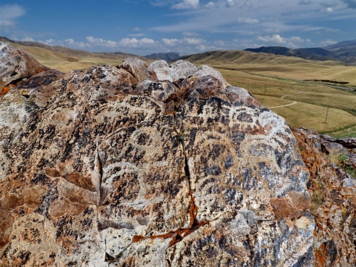 Белая скала Таш-Дөбө: по следам древних охотников