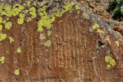 Рунические надписи Чийим-Таш: каменные страницы истории Таласской долины